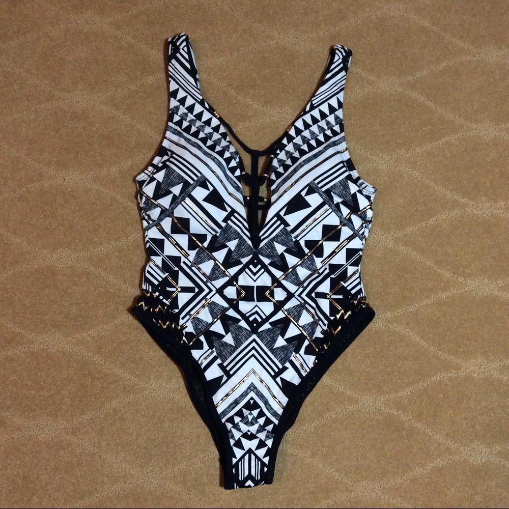 Ashley Graham X S4A NWOT One-Piece Swimsuit, 4